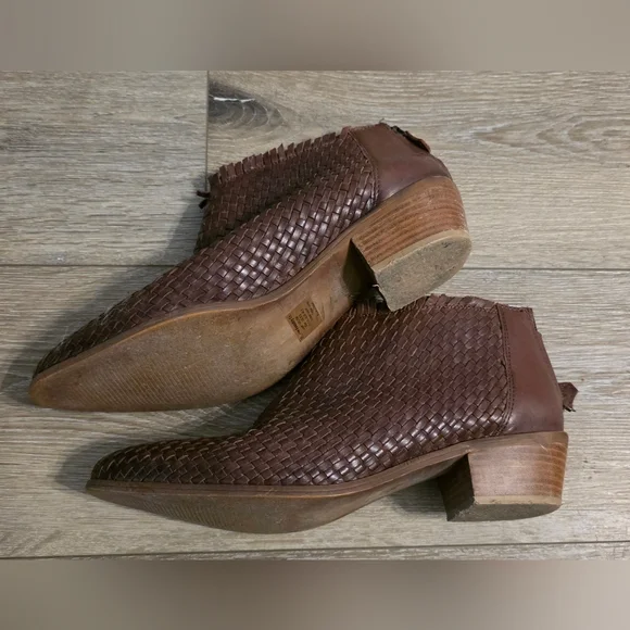 Vintage Foundry Sophisticated Brown Leather Ankle Booties - Picture 2 of 3